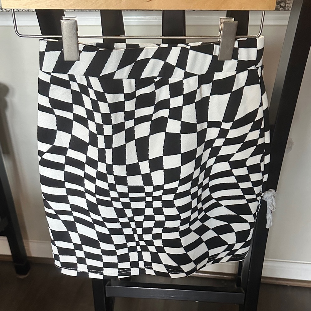 SHEIN Black and White Optical Illusion Mini Skirt